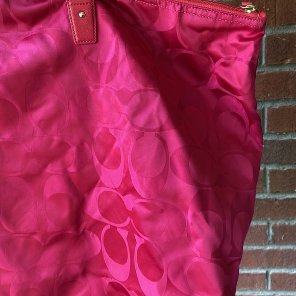 Authentic Coach Large Pink Duffle Bag | Travel Bag | Coach| - Picture 4 of 13